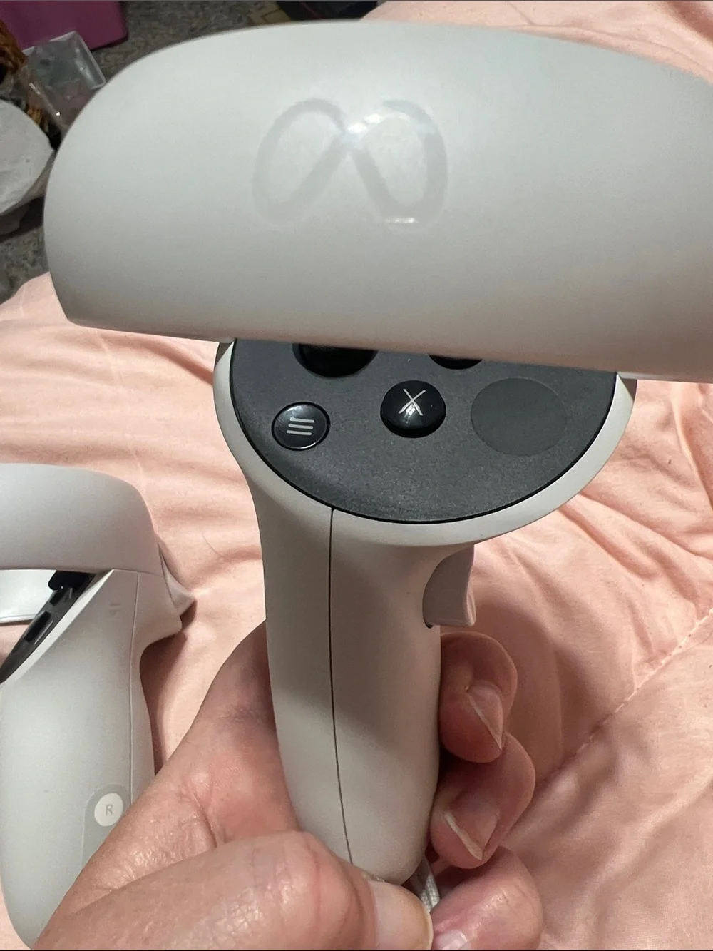 Standalone White VR Headset with Matching White Motion Controllers..Very Good